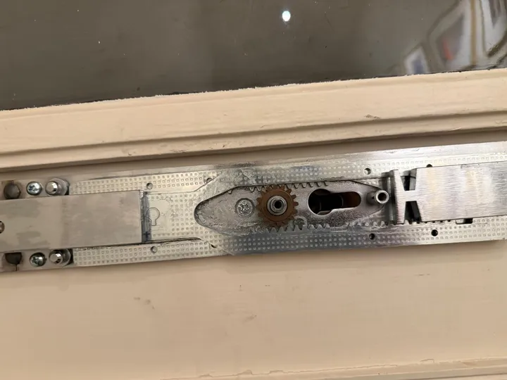 Balkenschloss Montage an einer Wiener Wohnungstür