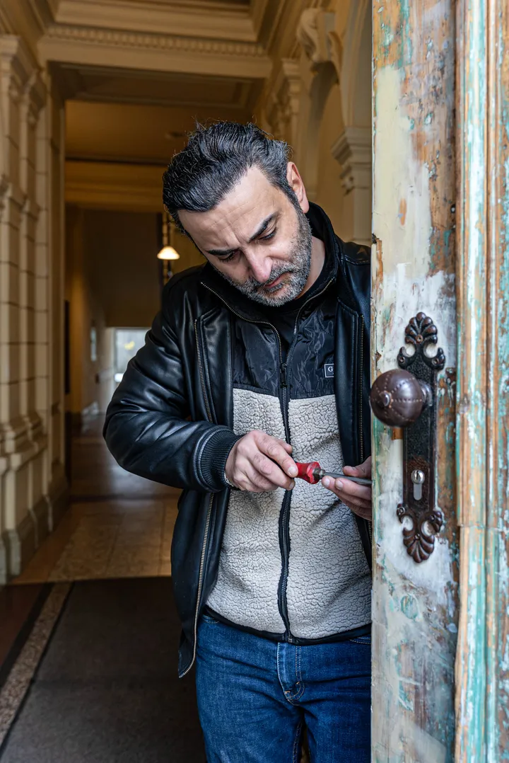 Mier Haimov erklärt eine Türöffnung in Wien